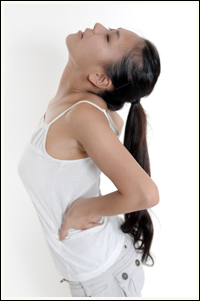 腰痛を患う女性